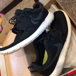 Nike roshe one.  10.5